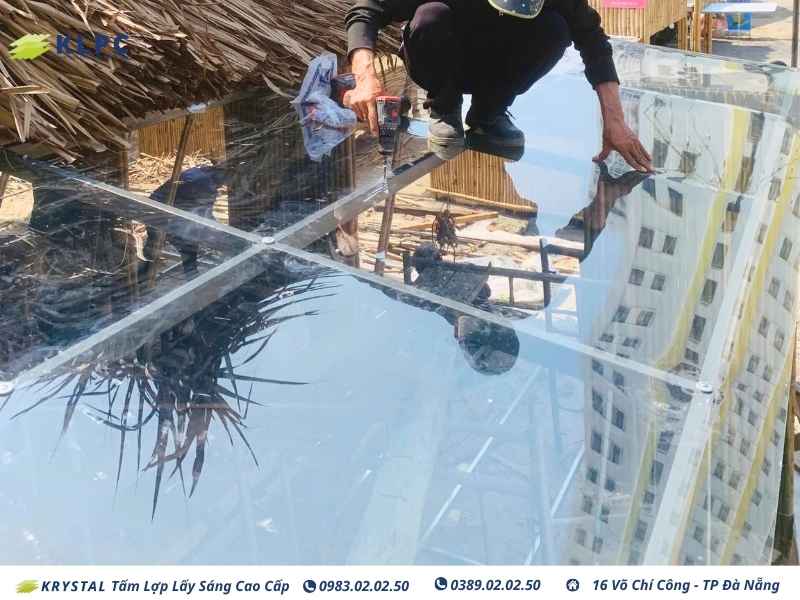 Tấm lợp lấy sáng KLPC: Giải pháp tối ưu cho quán cà phê tại Đà Nẵng 1 tam lop lay sang 2