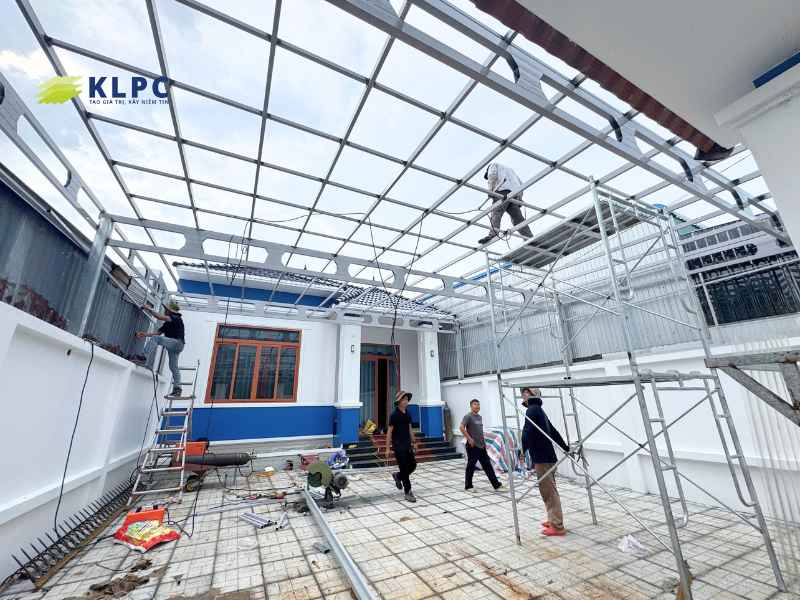 Tấm lợp lấy sáng KLPC – Thi công mái hiên 100m² tại Cần Thơ 3 tam lop lay sang KLPC